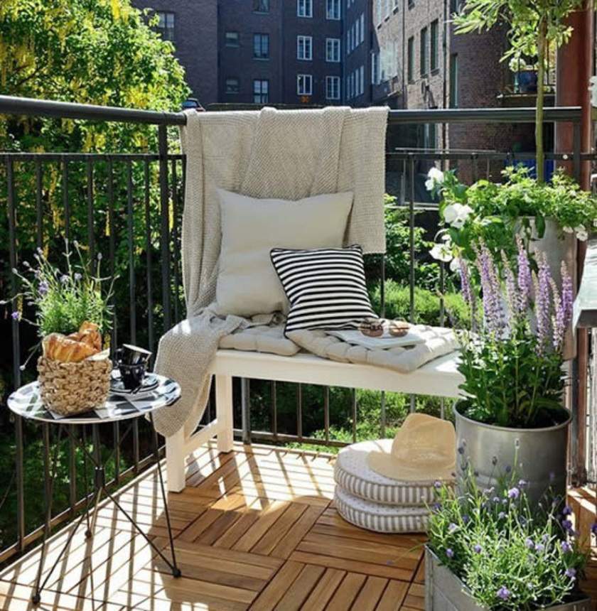 erros comuns ao decorar varanda pequena com plantas