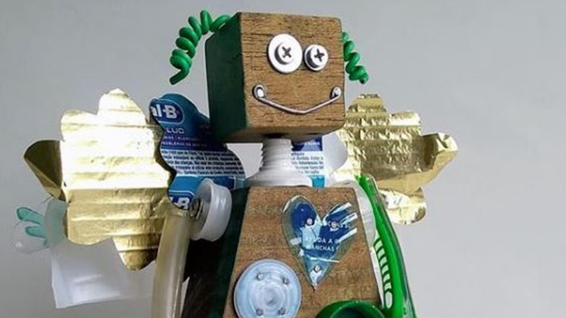 esculturas de robôs com sucata