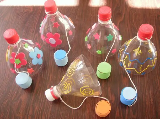 vasos de plantas com garrafa pet