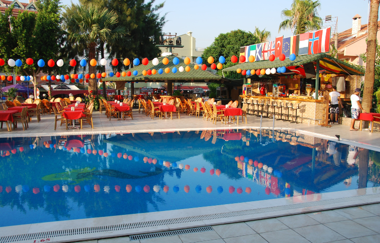 festa na piscina vs festa em salão: qual a melhor opção?