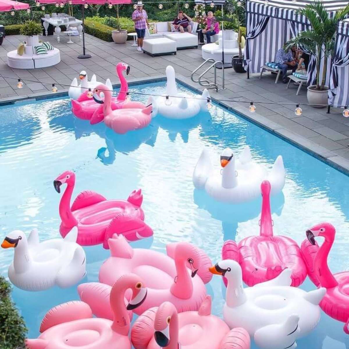 festa na piscina vs festa em salão: qual a melhor opção?