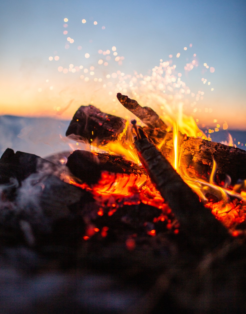 como fazer fogueira junina com rolo de papel higienico