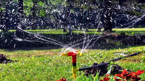 ideias criativas irrigacao jardim pequeno