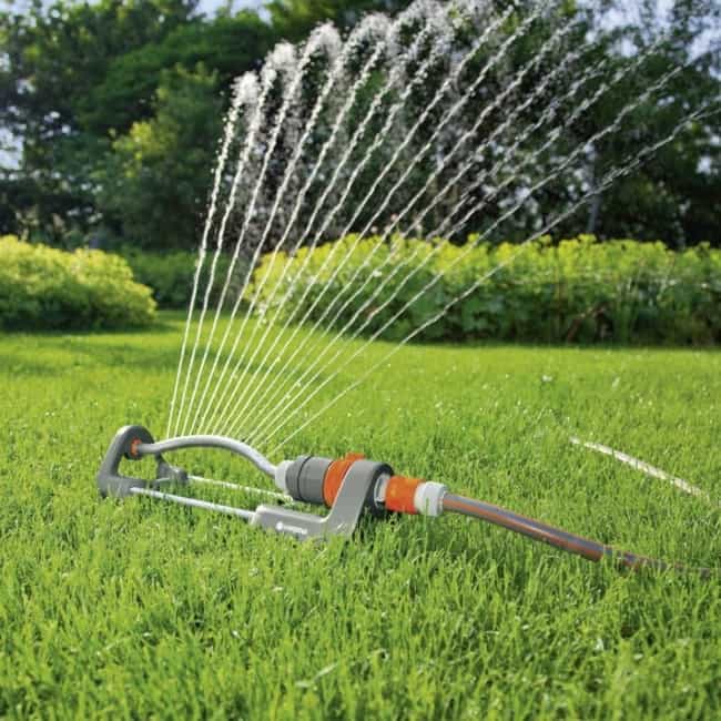 ideias criativas irrigacao jardim pequeno sustentavel