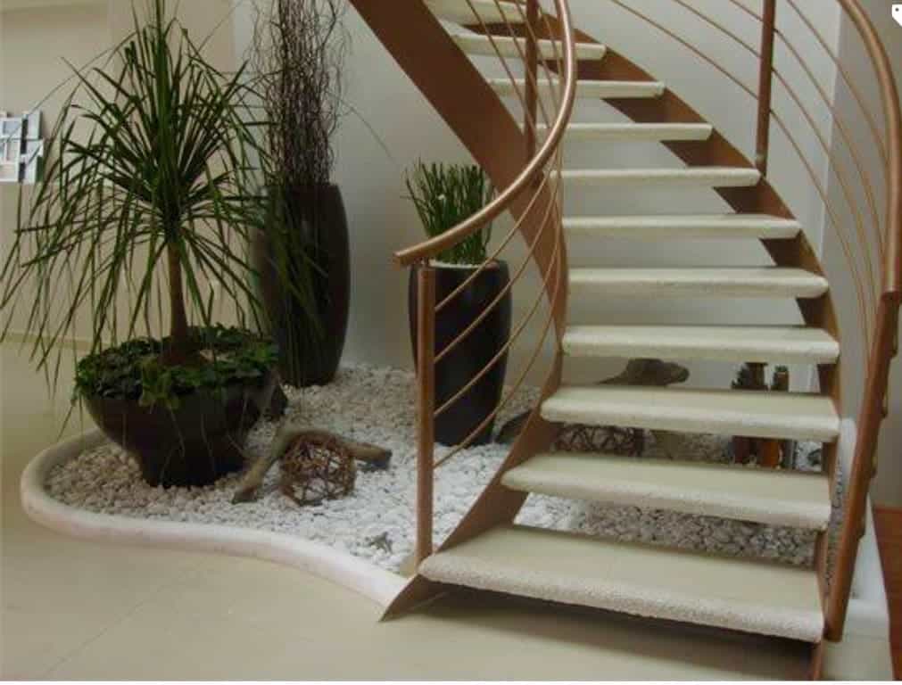 jardim de inverno embaixo da escada