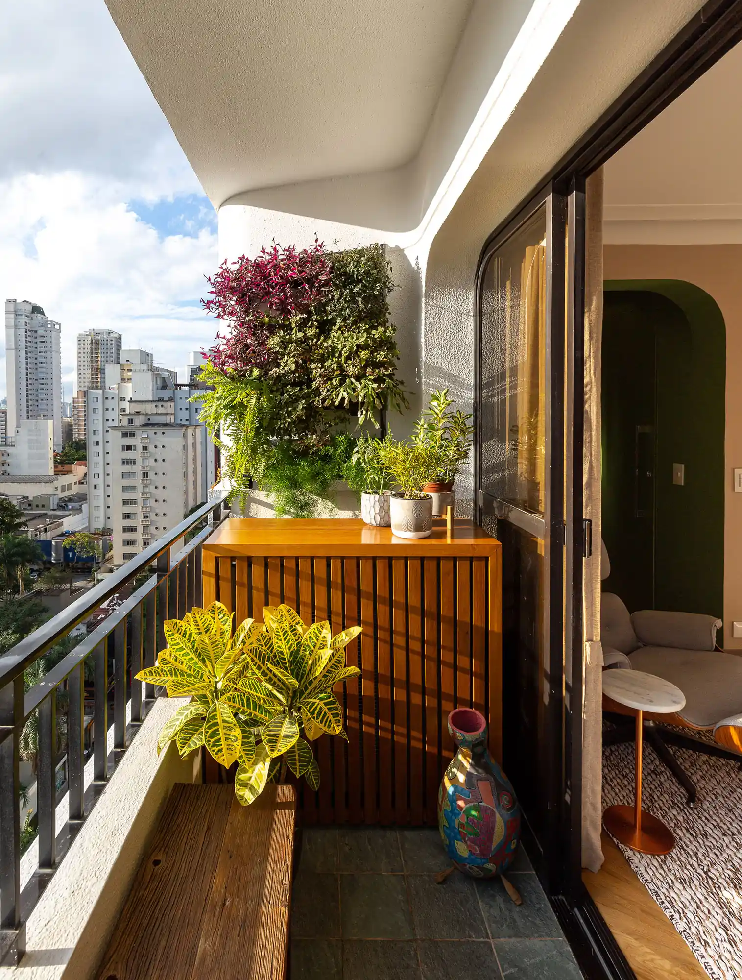 ideias de plantas para jardim vertical em varanda pequena com sol