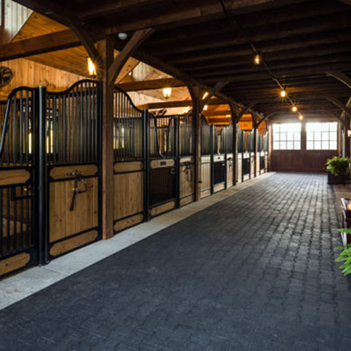 ideias de pisos modernos para baias de cavalos