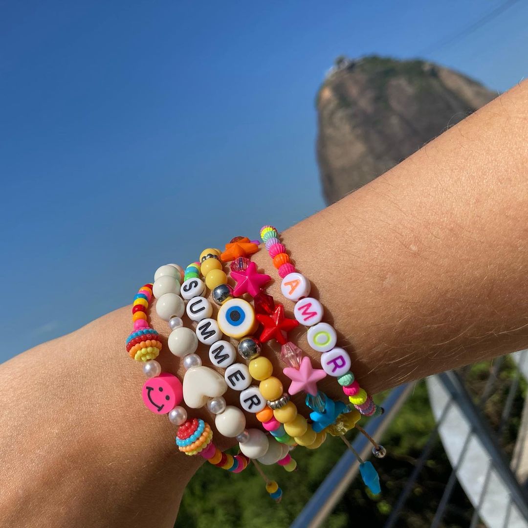 ideias de pulseiras com miçangas coloridas