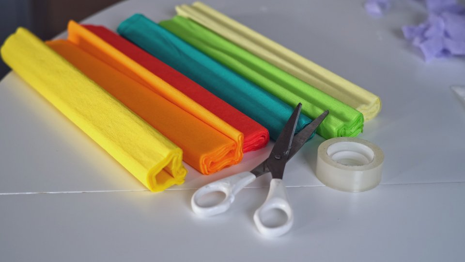 como fazer pompom de papel crepom passo a passo