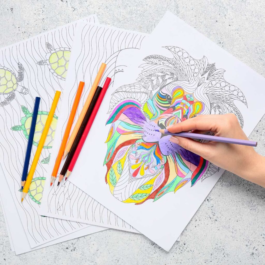 livros de colorir para adultos vs crianças