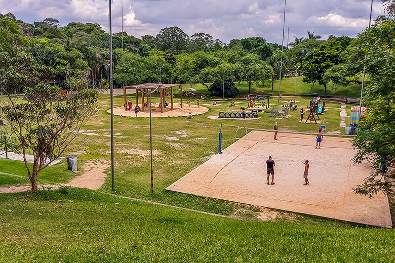 parques públicos com trilhas e áreas de piquenique silenciosas