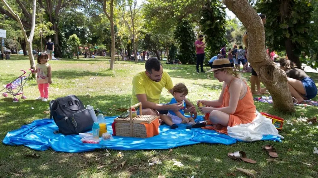 parques públicos com trilhas e áreas de piquenique silenciosas