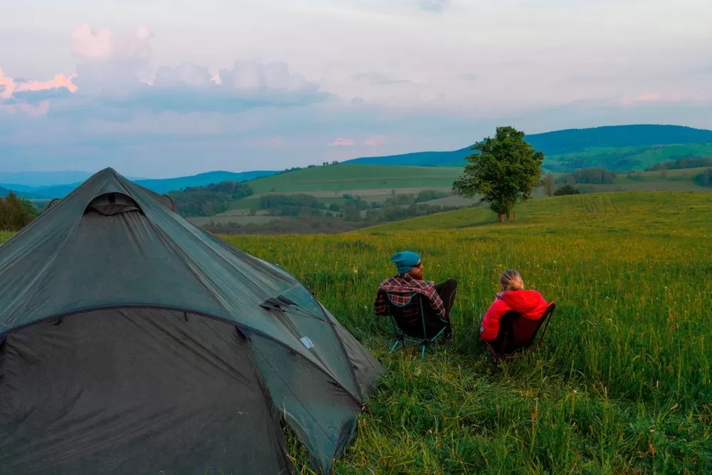fotos de acampamento com barraca iglu