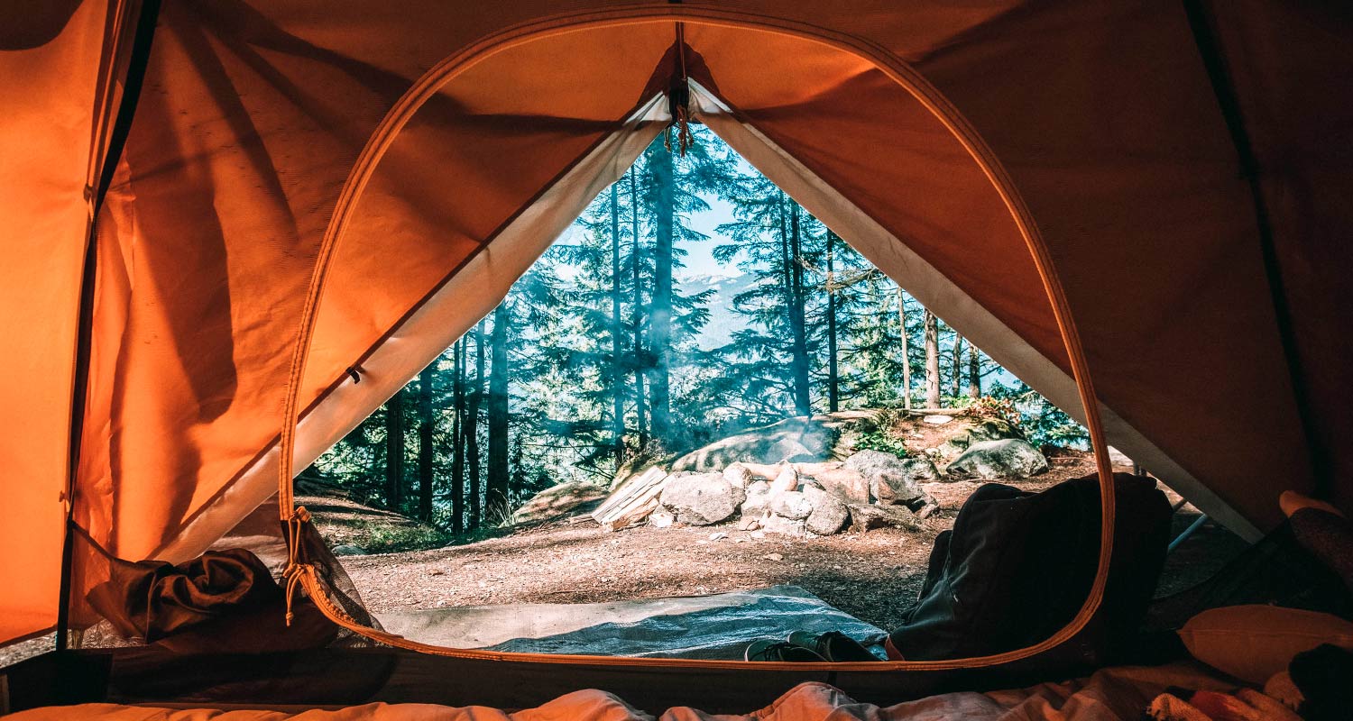 fotos de acampamento com barraca iglu