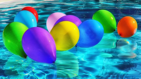 como fazer uma pool party temática dos anos 80