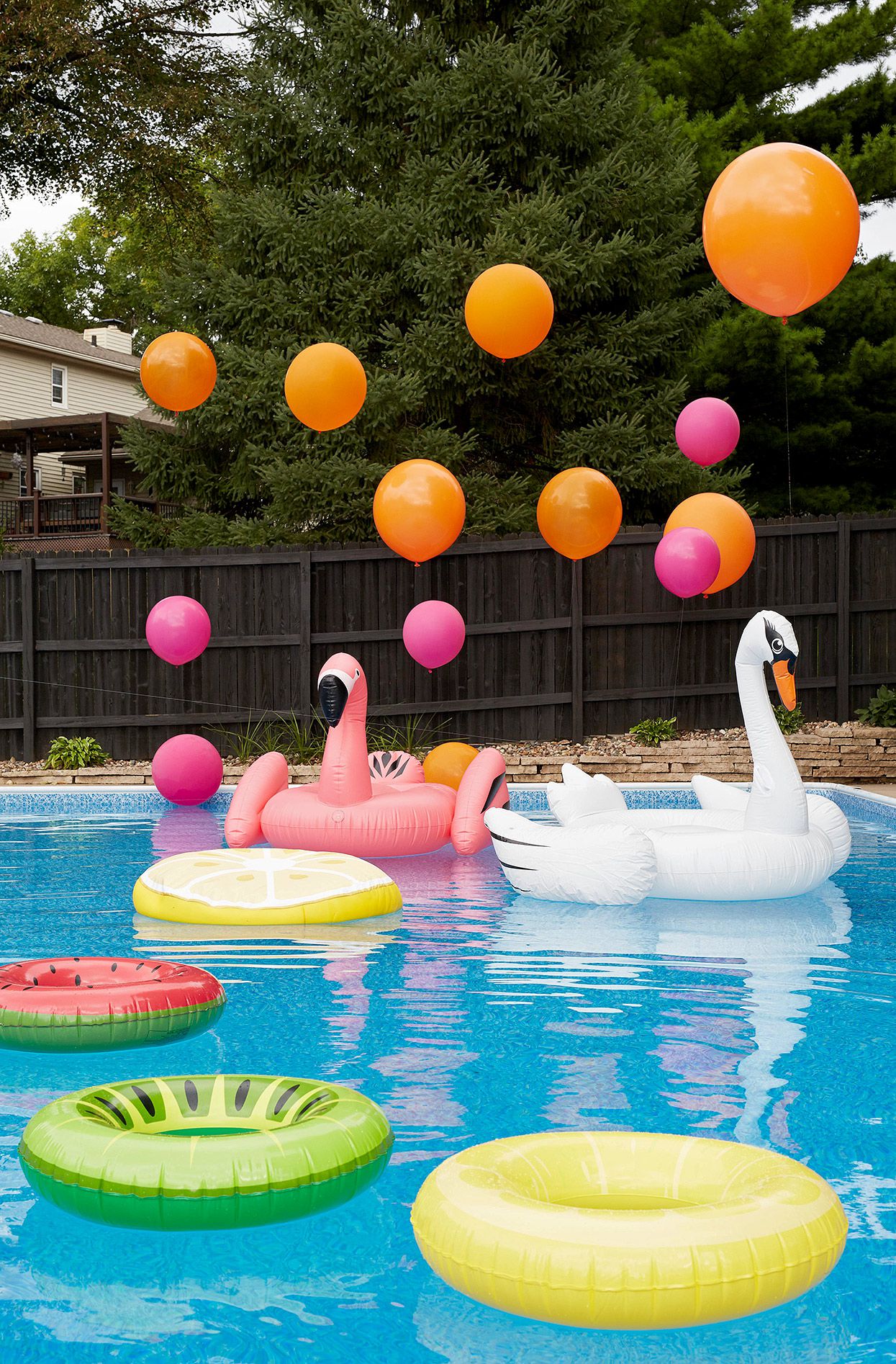 erros comuns ao organizar uma festa na piscina