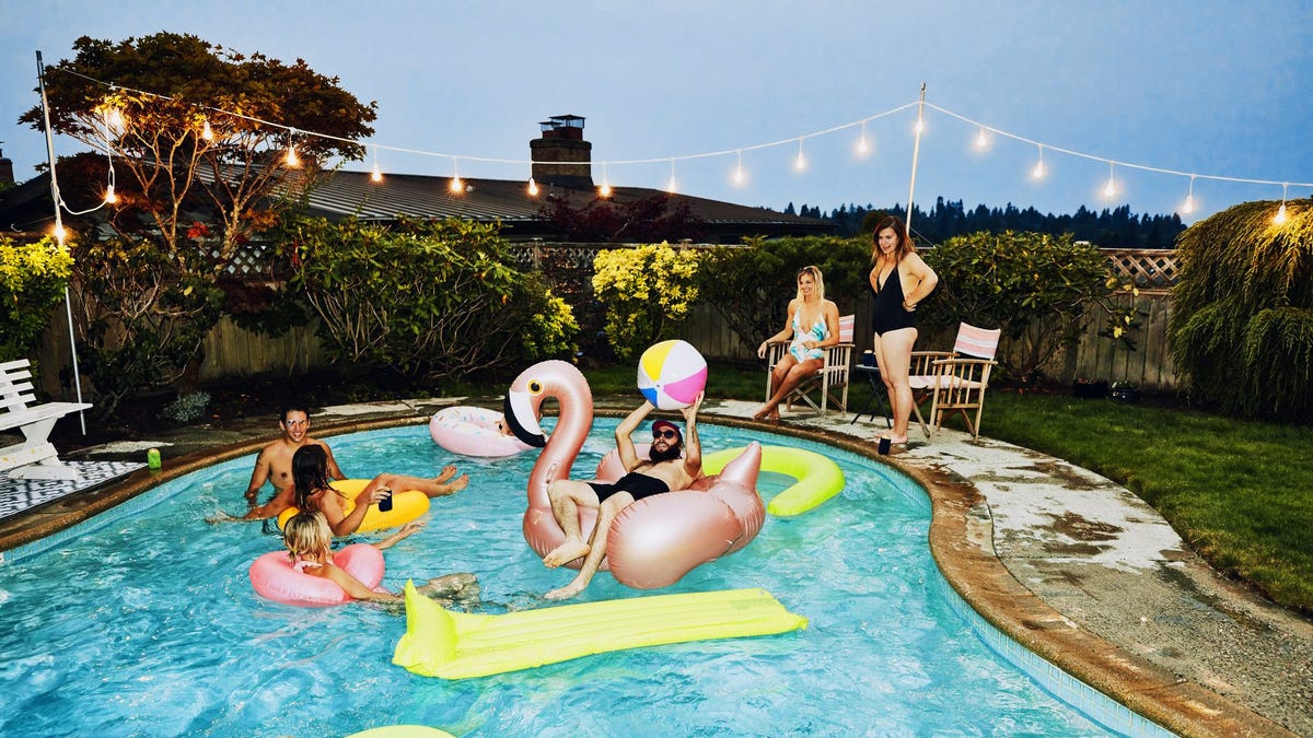 pool party vs festa tradicional na praia