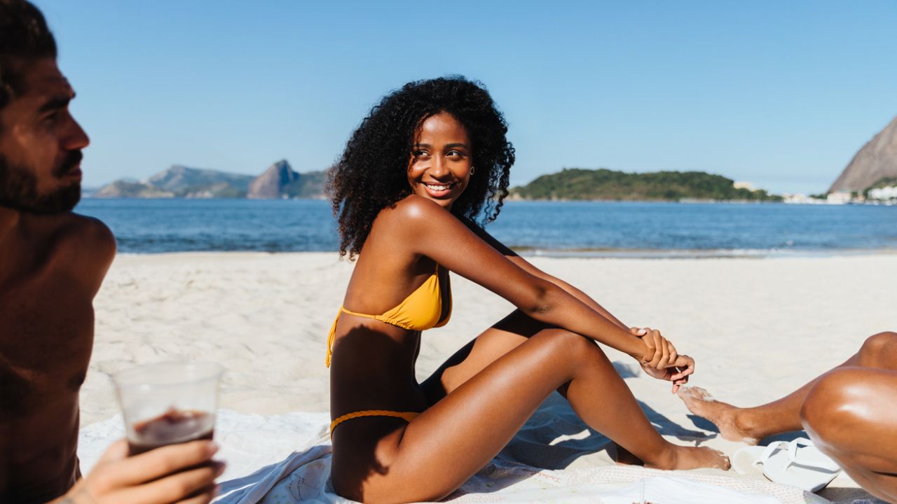 poses criativas para fotos na praia com amigas