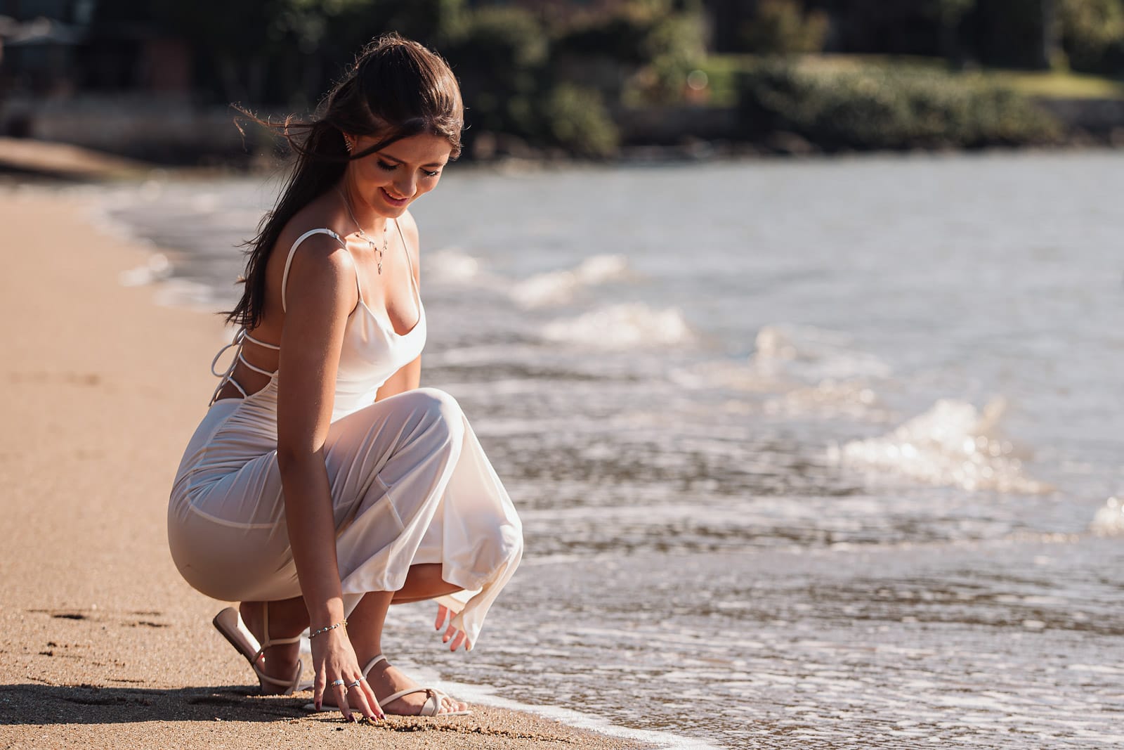 poses para fotos na praia: biquíni vs. maiô