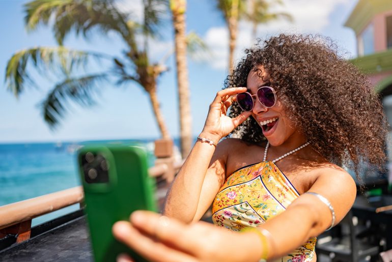 poses para fotos na praia: biquíni vs. maiô