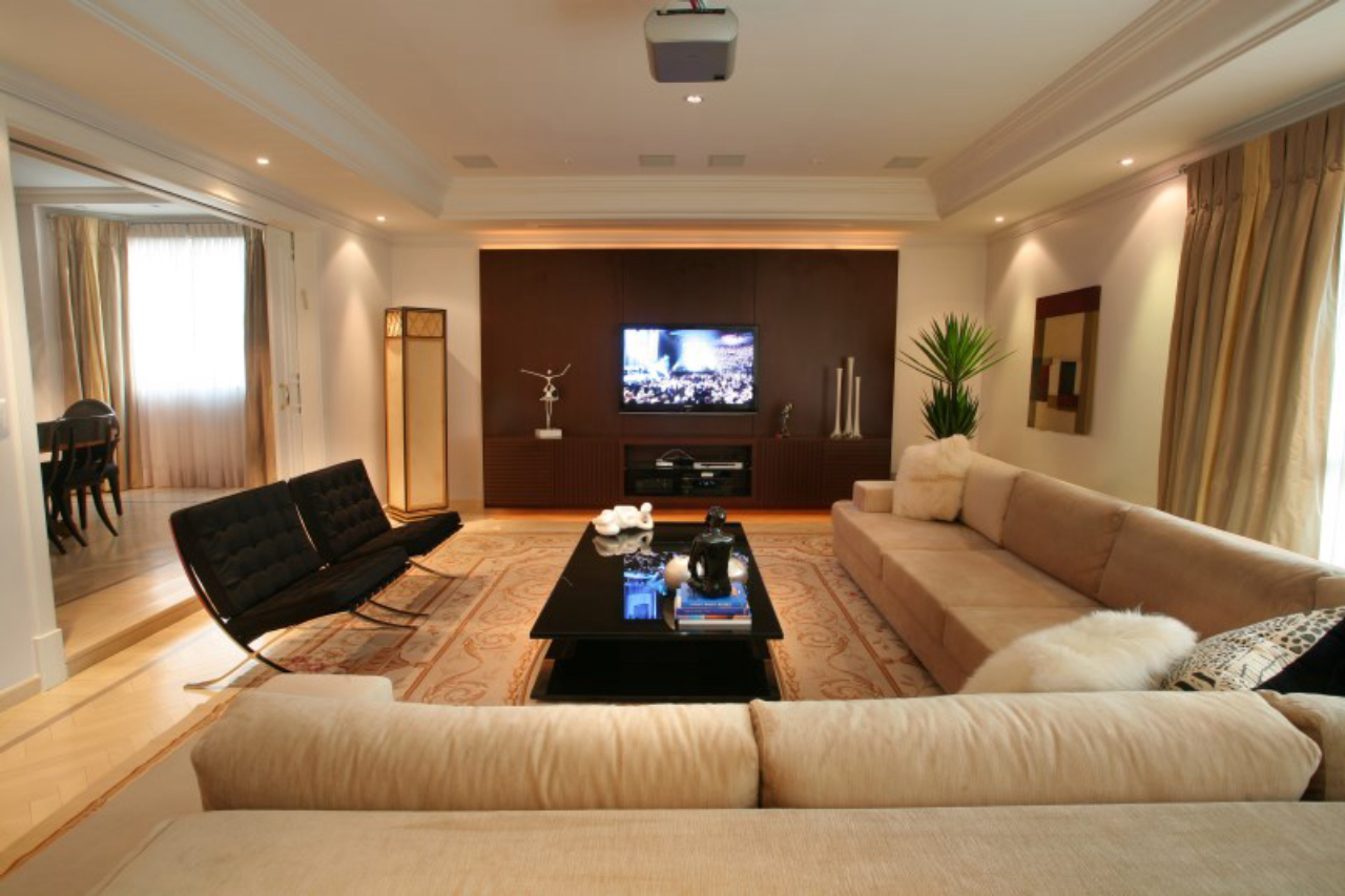 projetor vs TV para sala de cinema qual escolher