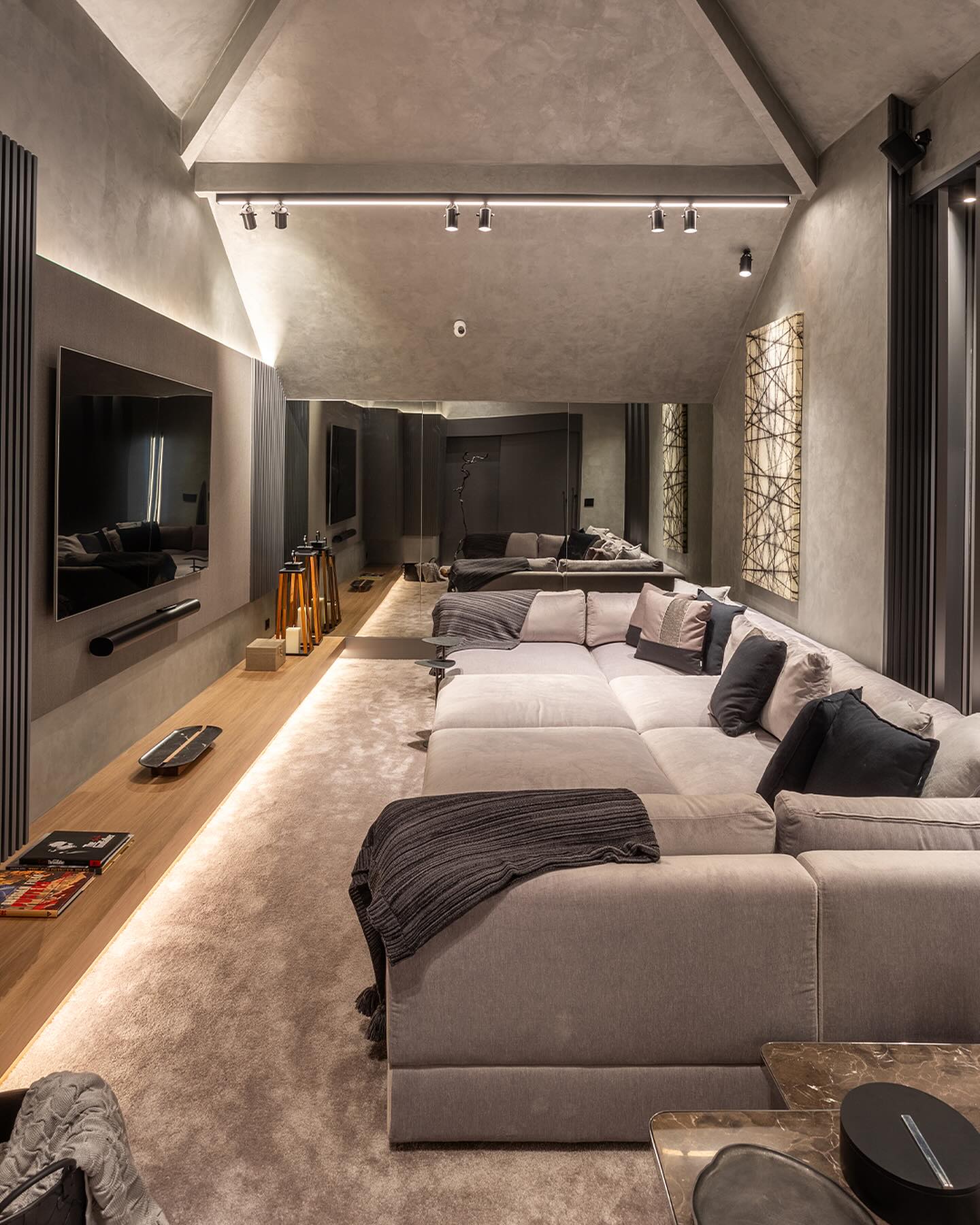 projetor vs TV para sala de cinema qual escolher