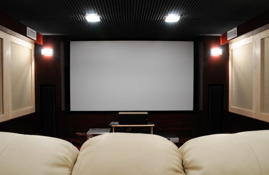 projetor vs TV para sala de cinema qual escolher