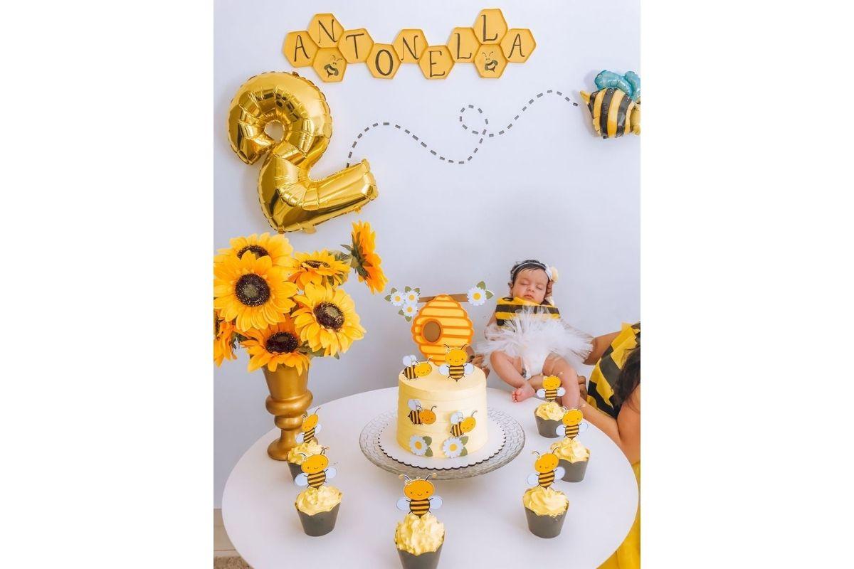 decoração mesversário simples e bonita