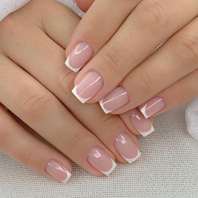 unhas em gel francesinha moderna