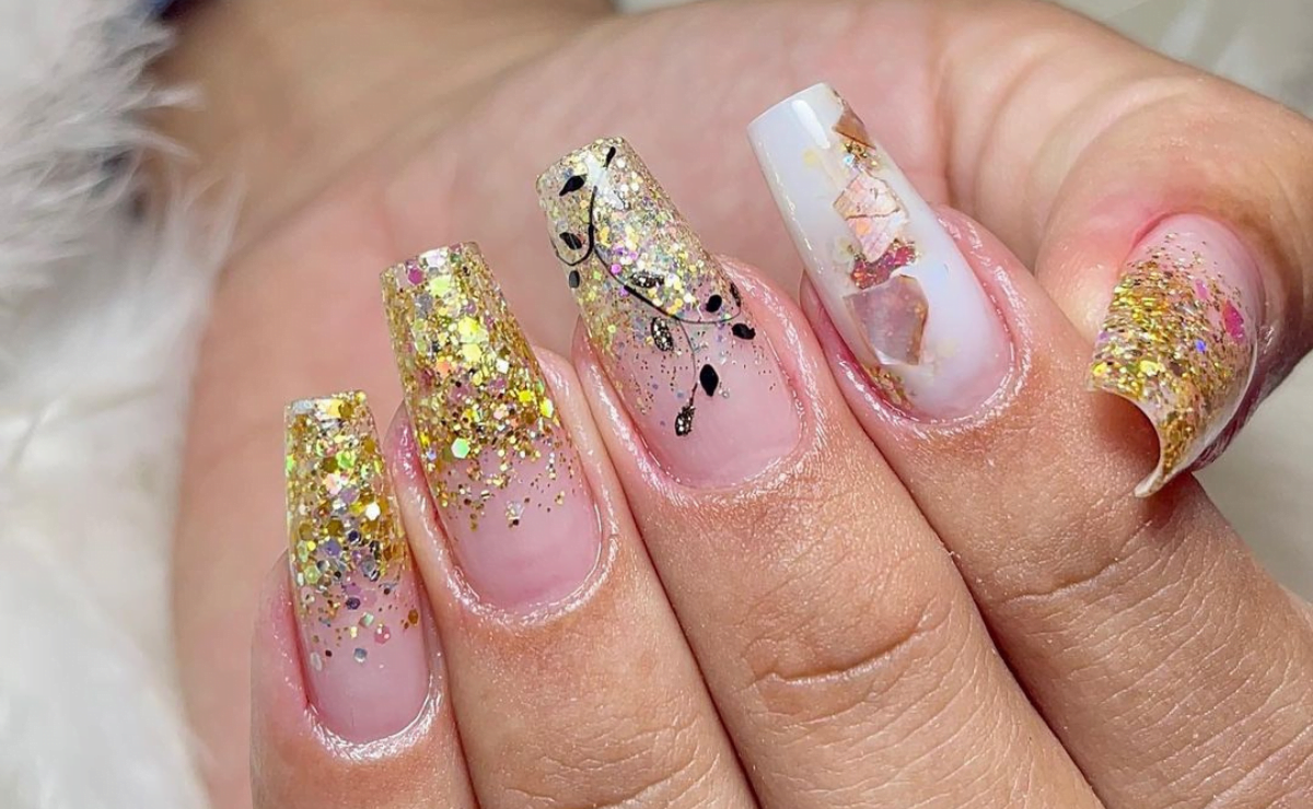unhas em gel efeito perolado