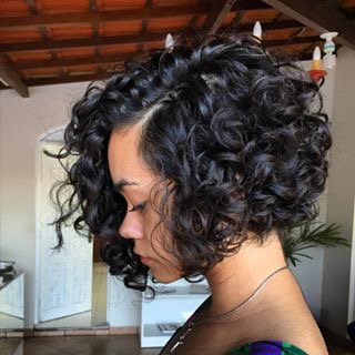 cabelo cacheado curto desfiado