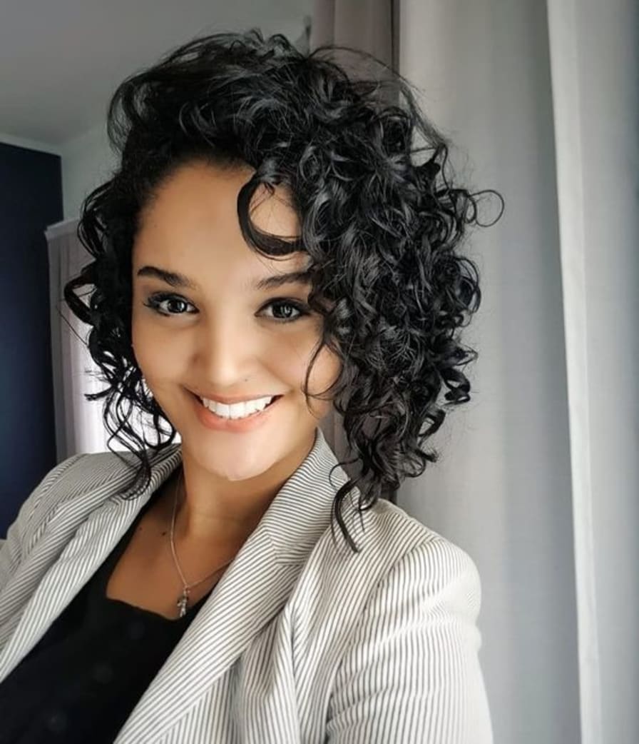 cabelo cacheado curto com franja