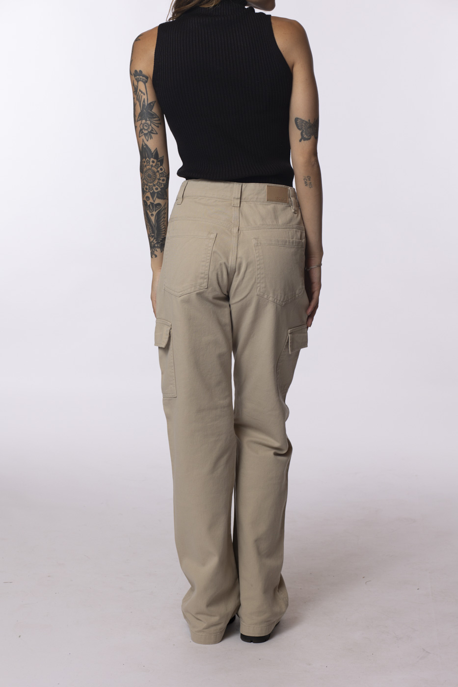combinações elegantes calça bege