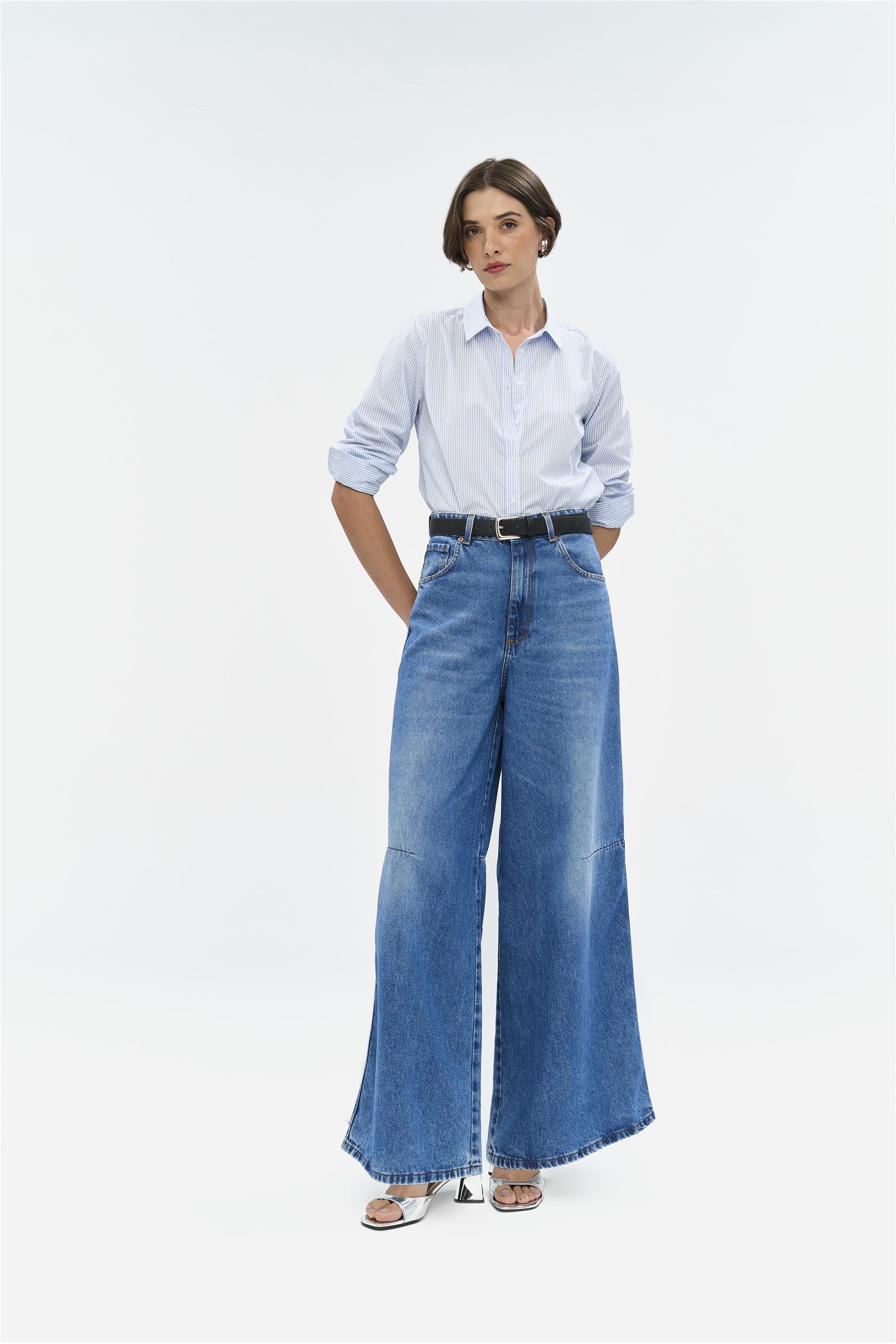 Calça jeans pantalona atemporal