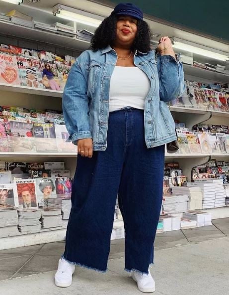 Calça jeans pantalona que alonga a silhueta