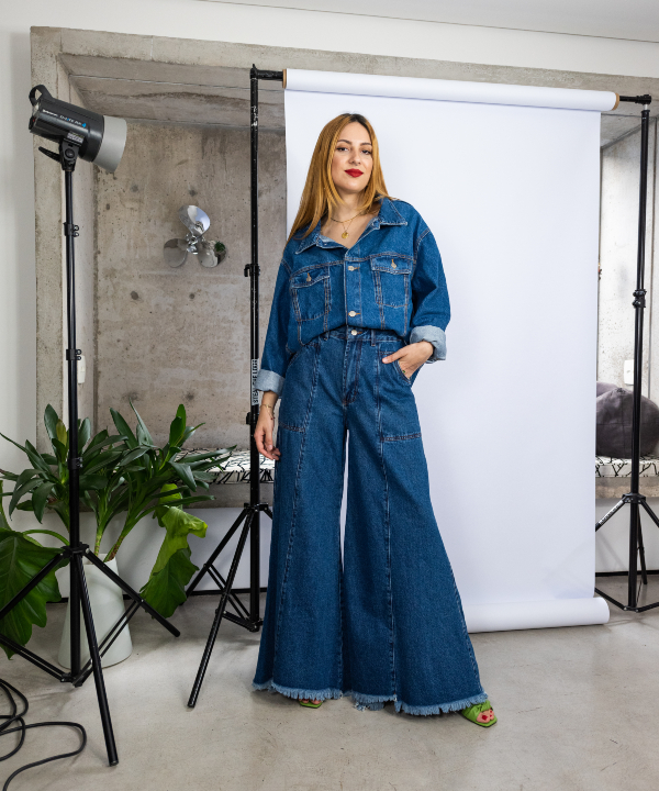 Calça jeans pantalona com pregas