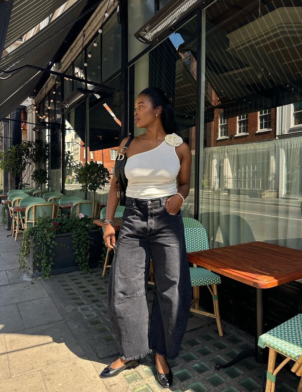 Calça jeans pantalona com pregas