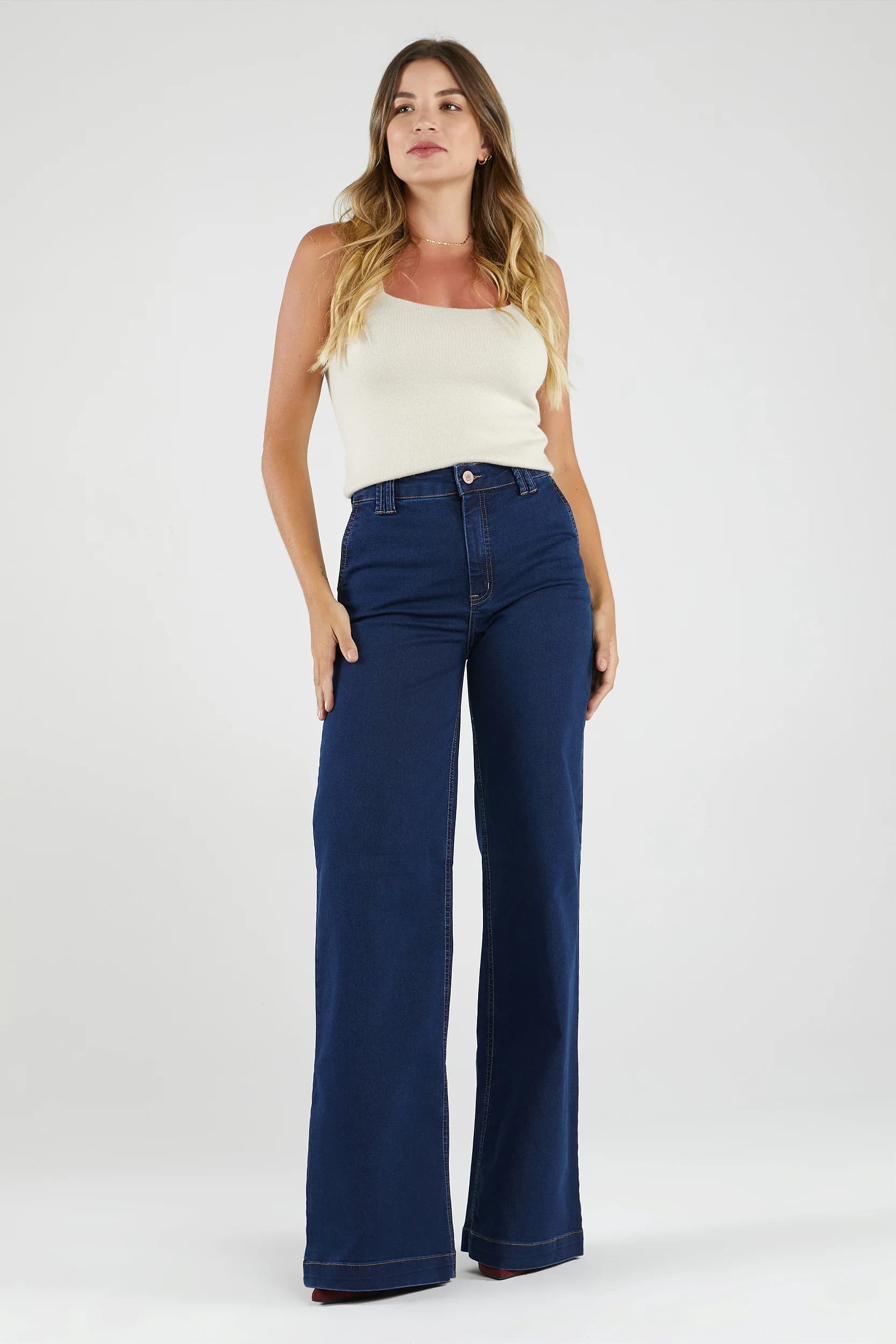 Calça jeans pantalona com elastano