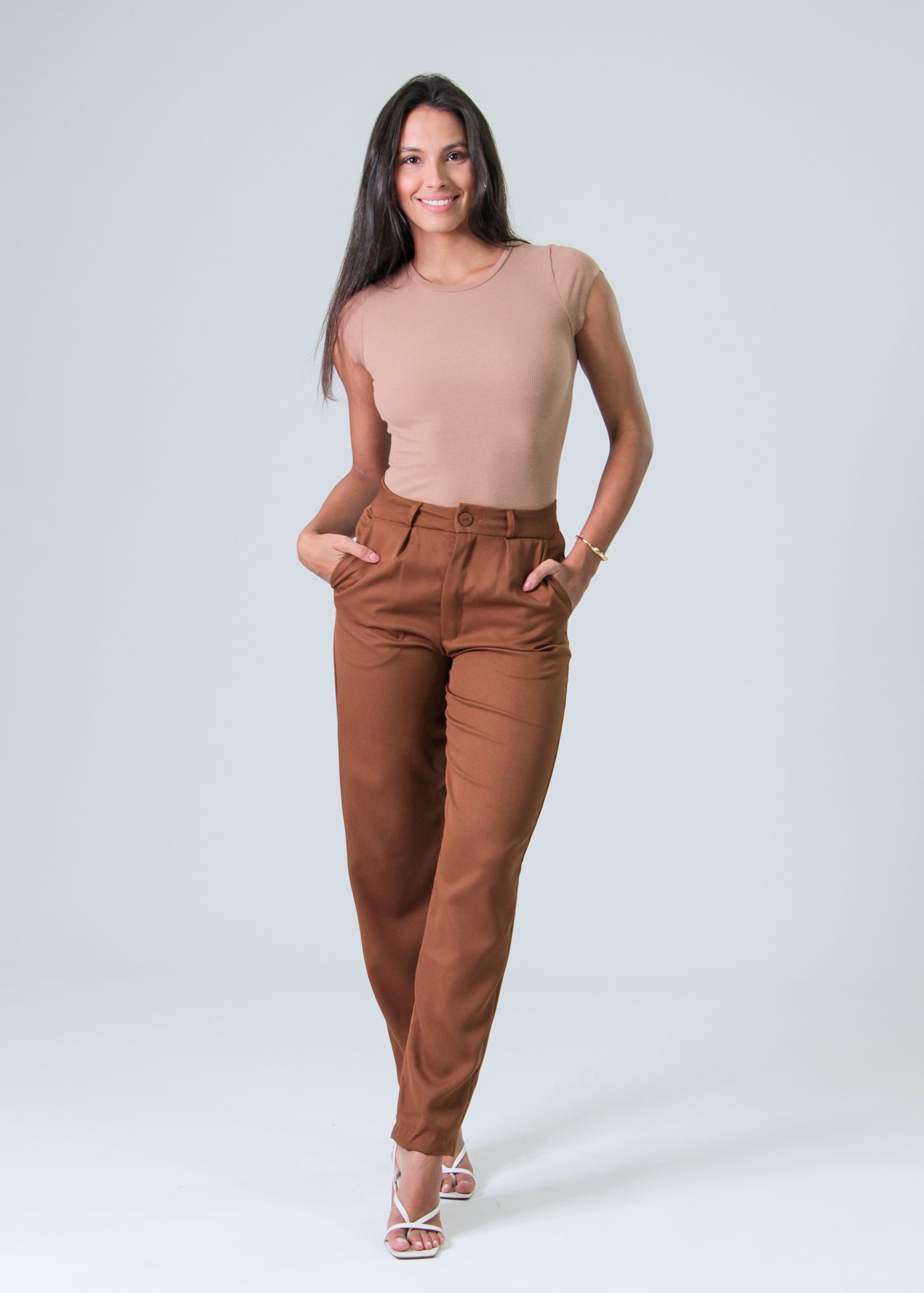 calça marrom para trabalho
