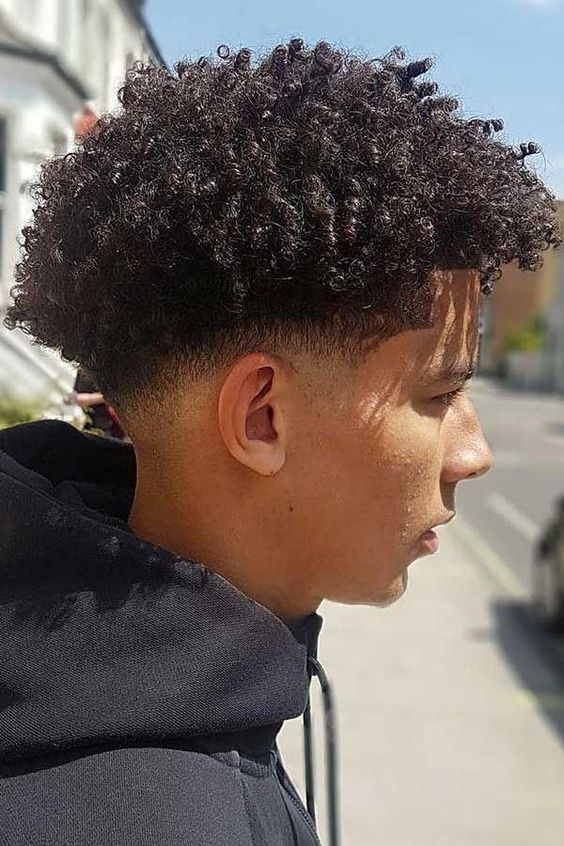 corte de cabelo cacheado curto tendência