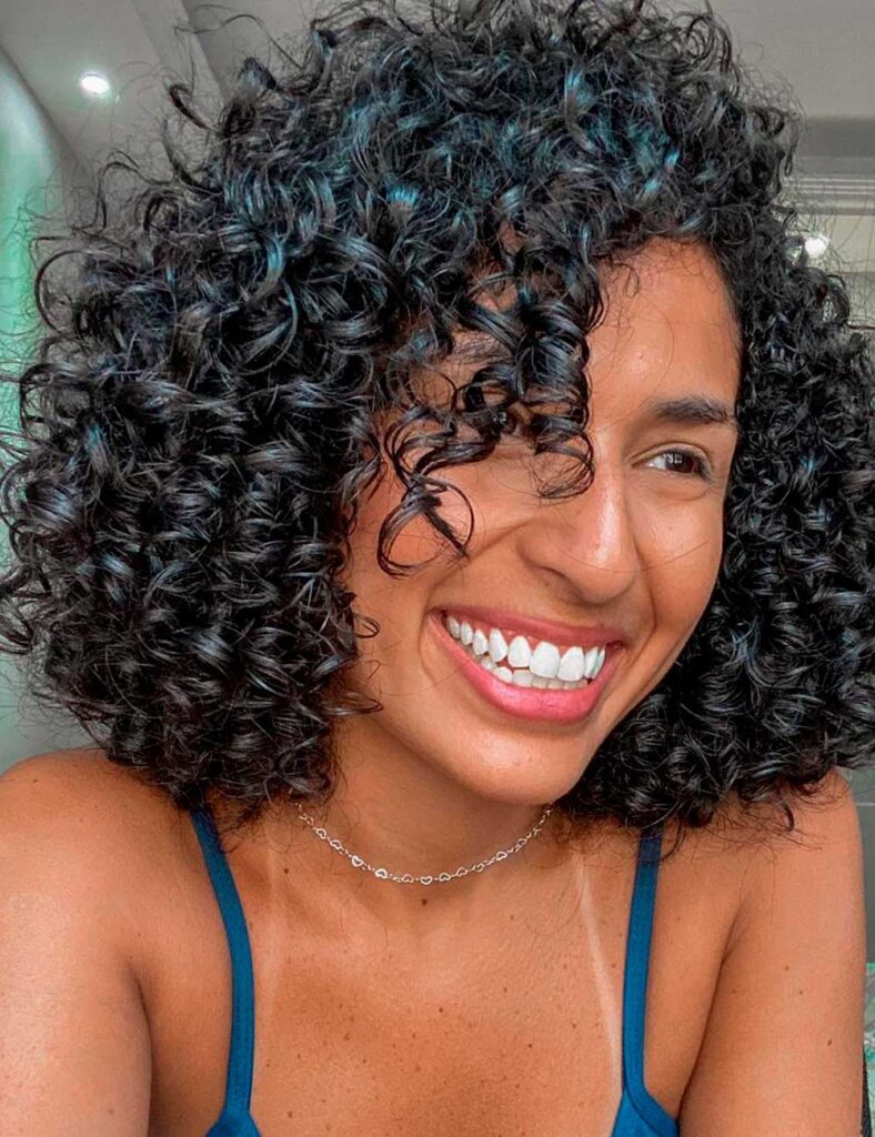 tendências corte cabelo cacheado curto
