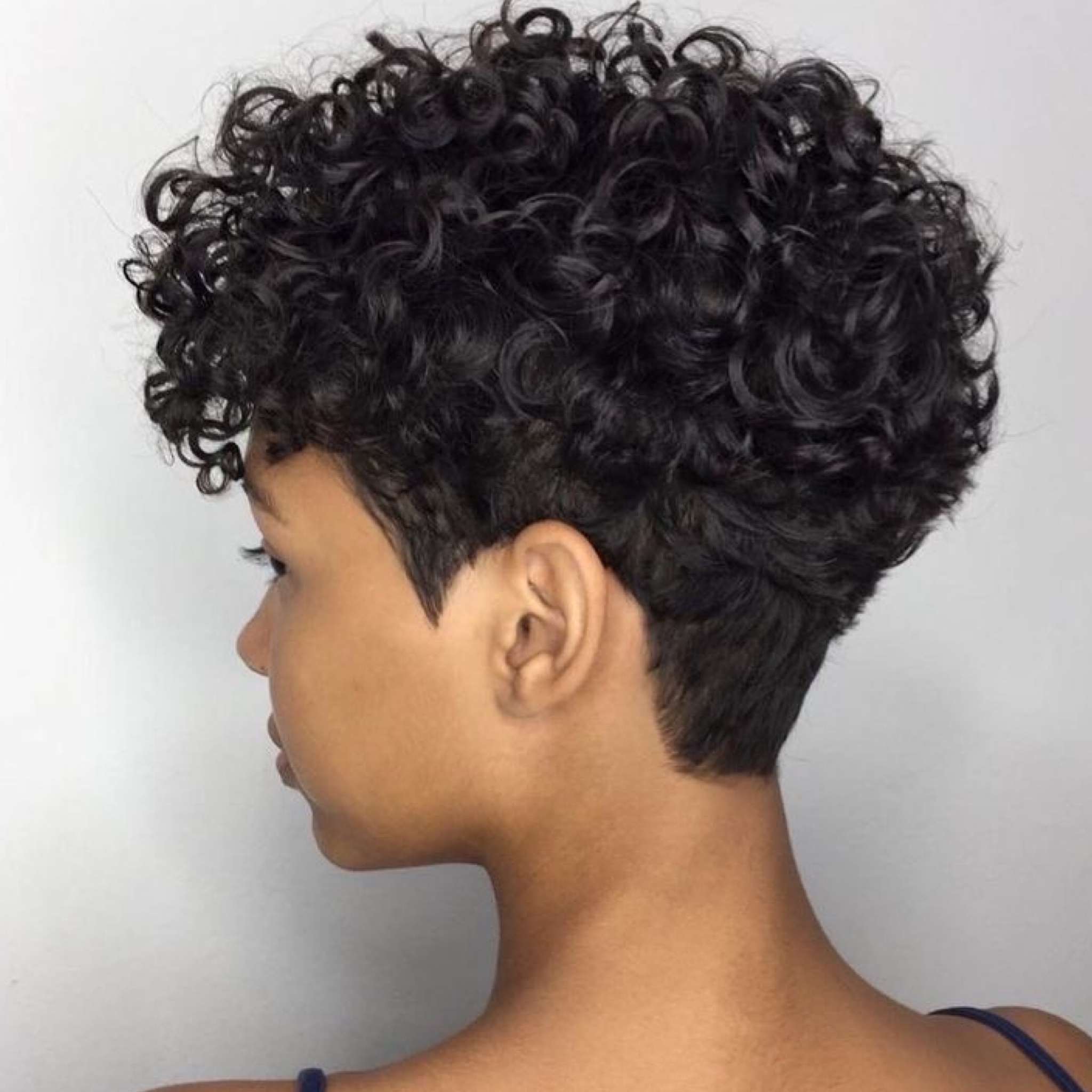 corte cacheado feminino curto e moderno