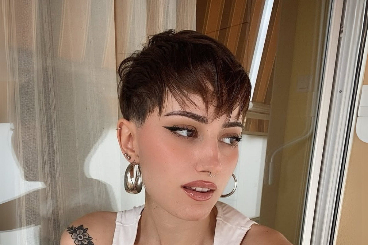 corte cacheado feminino curto e moderno