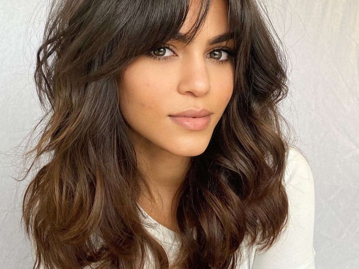corte de cabelo médio feminino ondulado