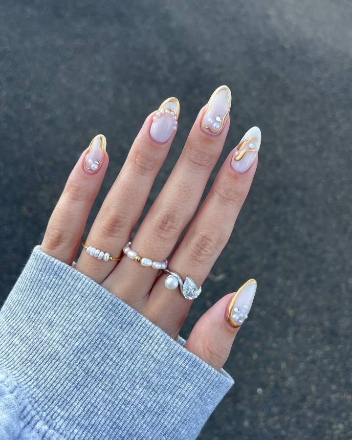 unha amendoada com glitter