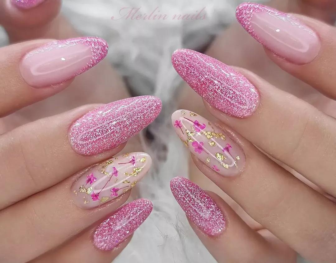 unhas amendoadas rosa claro