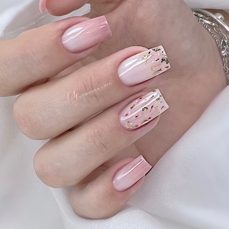 unhas curtas rosa claro