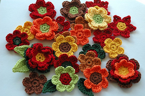 flor de crochê com folhas