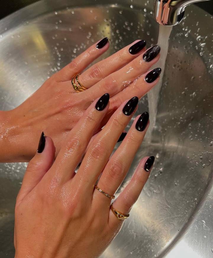 tendências unhas em gel pretas 2026