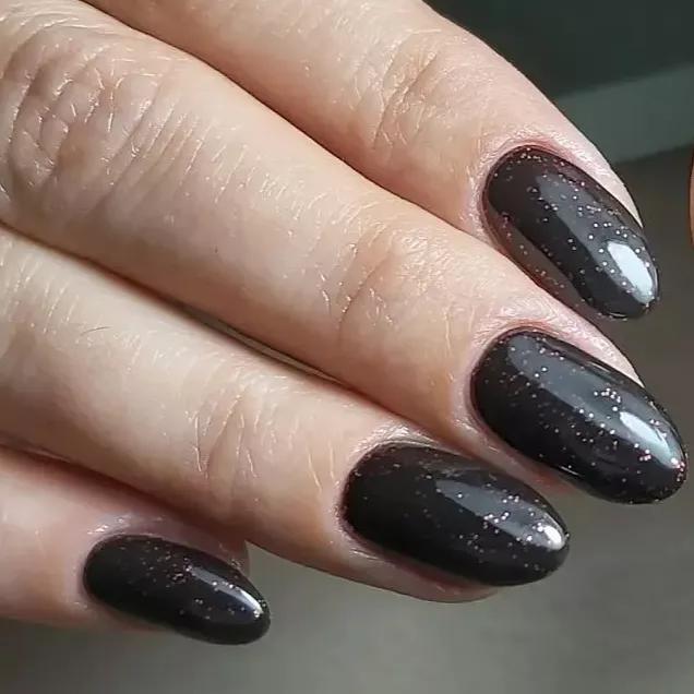 unha em gel preta e dourada